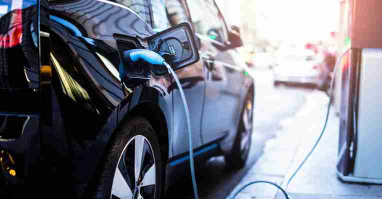 Korolec: W 2023-2025 roku ceny aut spalinowych i elektrycznych zrównają się