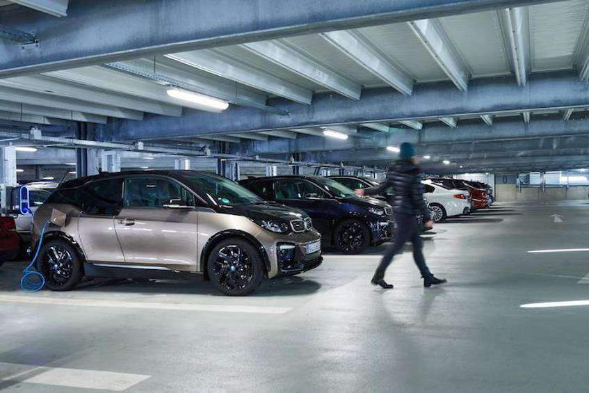 BMW rozbudowuje własną infrastrukturę ładowania