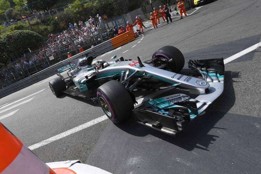 Taktyka Ferrari rzuca wyzwanie Mercedesowi: czy Mercedes musi postawić wszystko na Hamiltona?