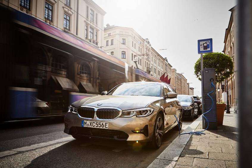 BMW sprzedało w listopadzie 17 480 samochodów elektrycznych